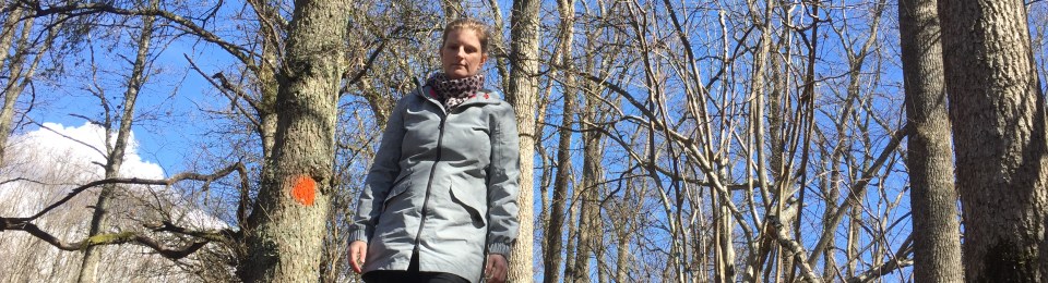 Elin promenerar i skogen