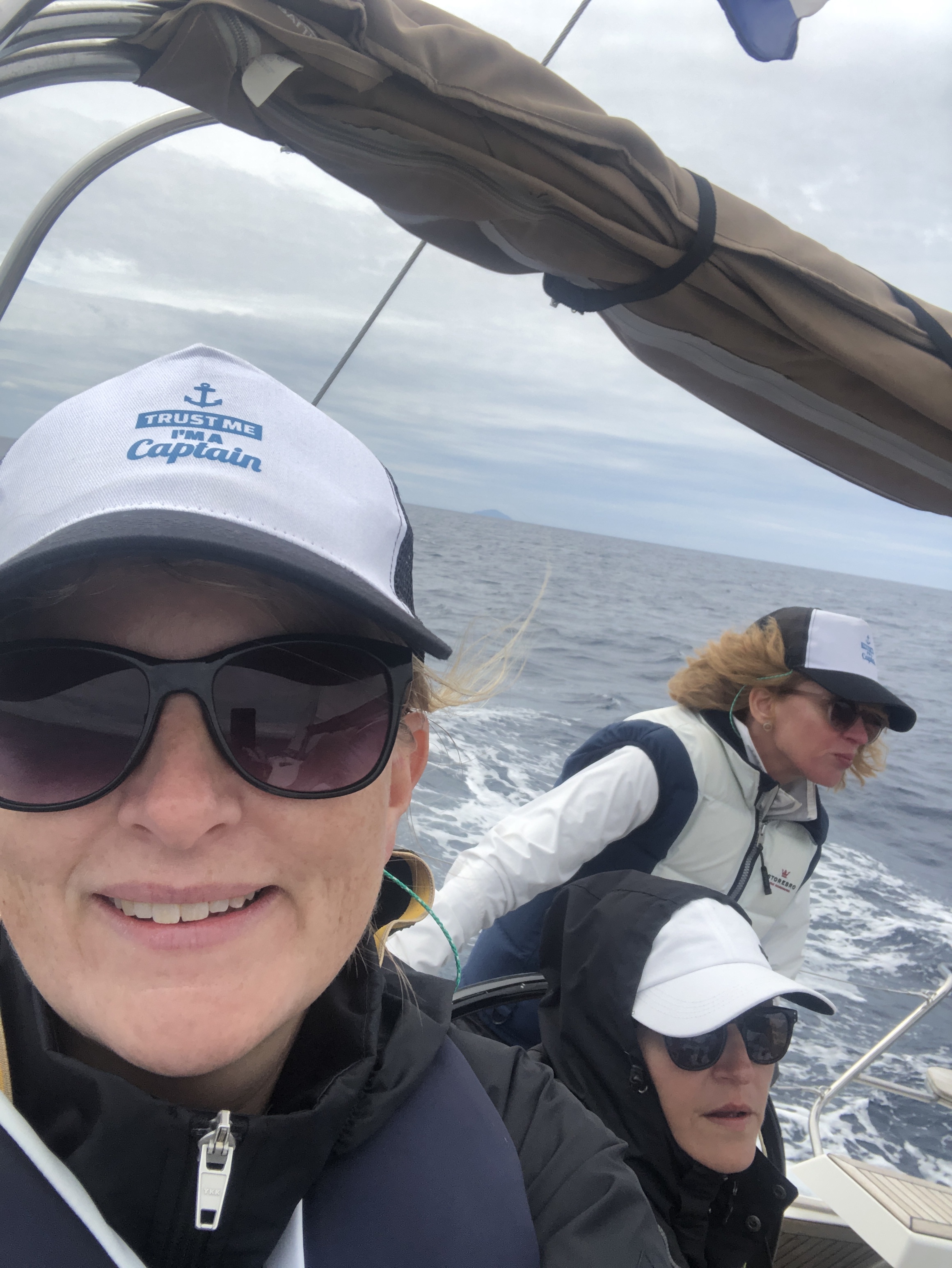 Tre kvinnor seglar i Kroatien