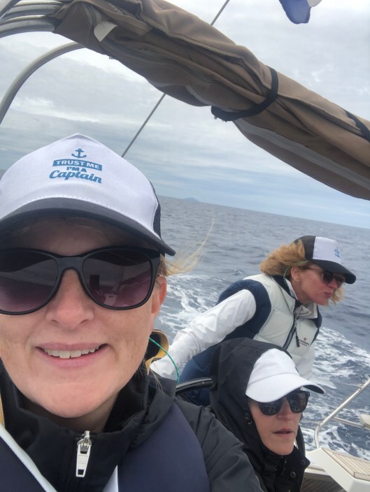 Tre kvinnor seglar i Kroatien