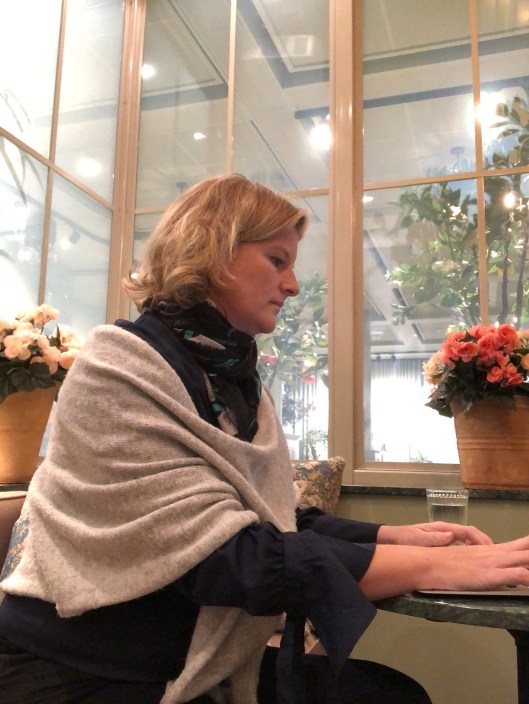 Elin skriver på dator