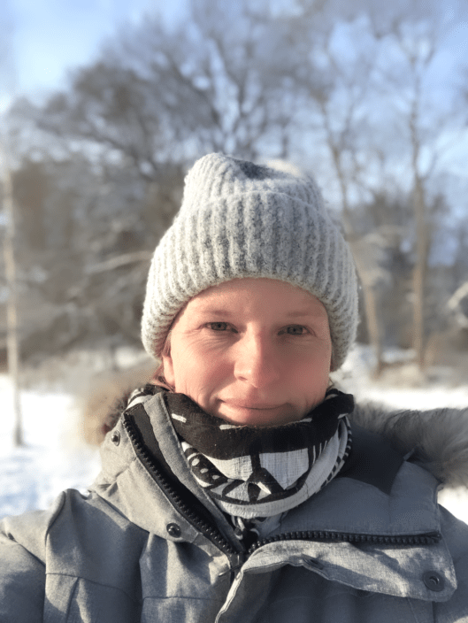 Vinterklädd Elin i snöigt landskap